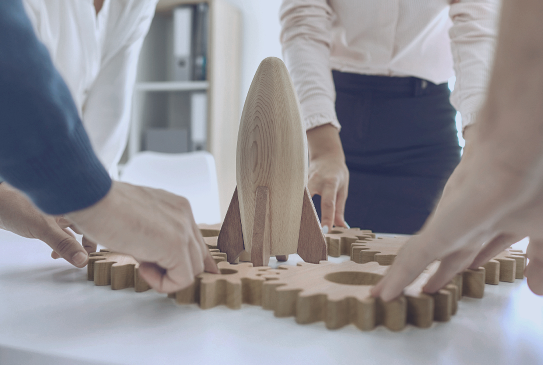 Equipo de gente colaborando para unir engranajes