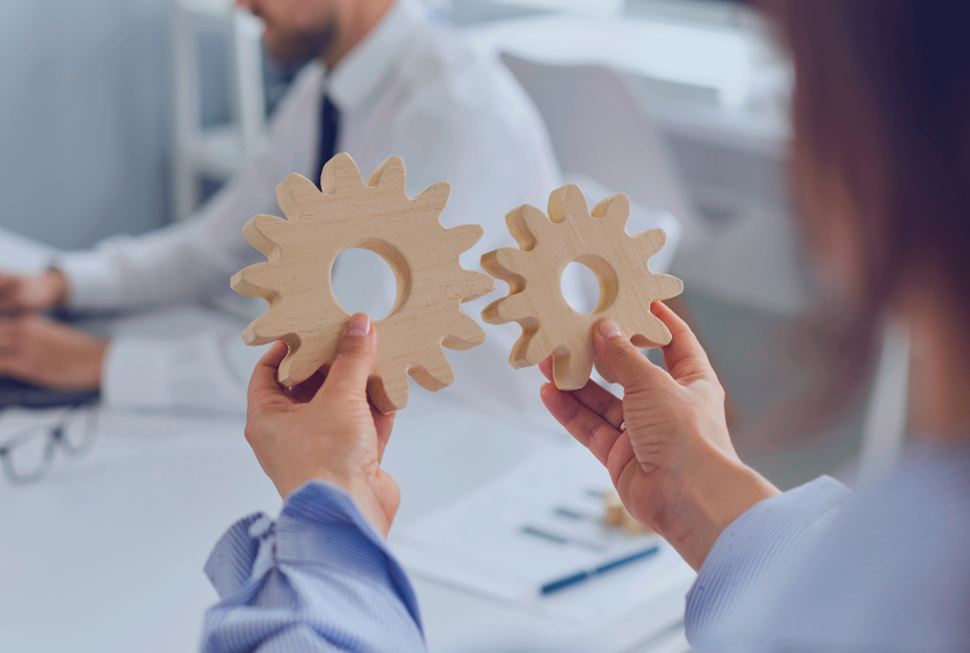 Equipo de gente revisa como unir engranajes